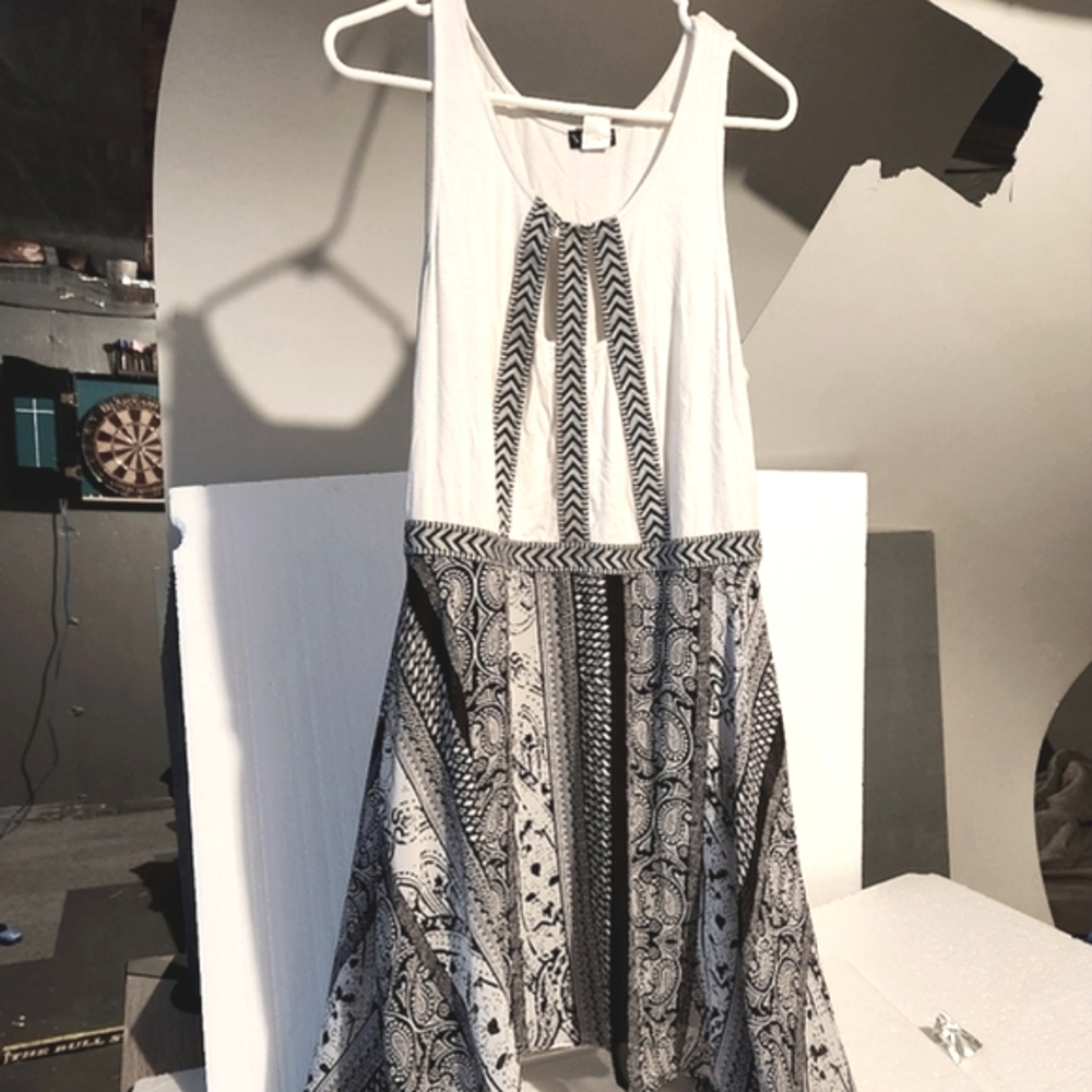 XL mid dress sleeveless..white and black